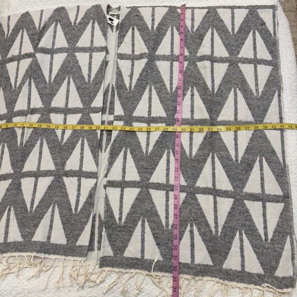 NWT World Market Geometric Fringe Cape Wrap Poncho Gray And White One Size - Picture 7 of 8